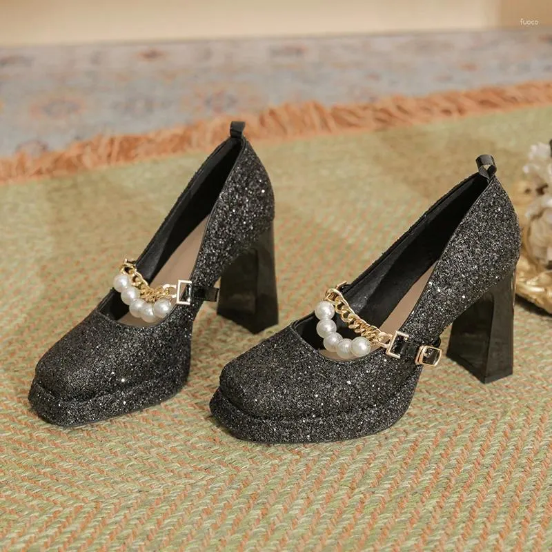Chaussures habillées design italien Luxury Pumps pour femmes Point de décoration de diamant métal pour femmes Sandales Rouge de mariage en strass paillettes