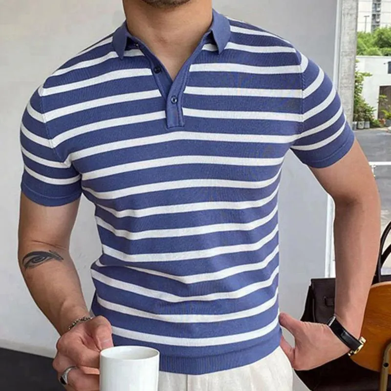 Мужские половые мужские повседневные синие и белые полосатые вязаная рубашка поло 2024 Летнее деловое поступление на простые ретро-отвороты с короткими рукавами