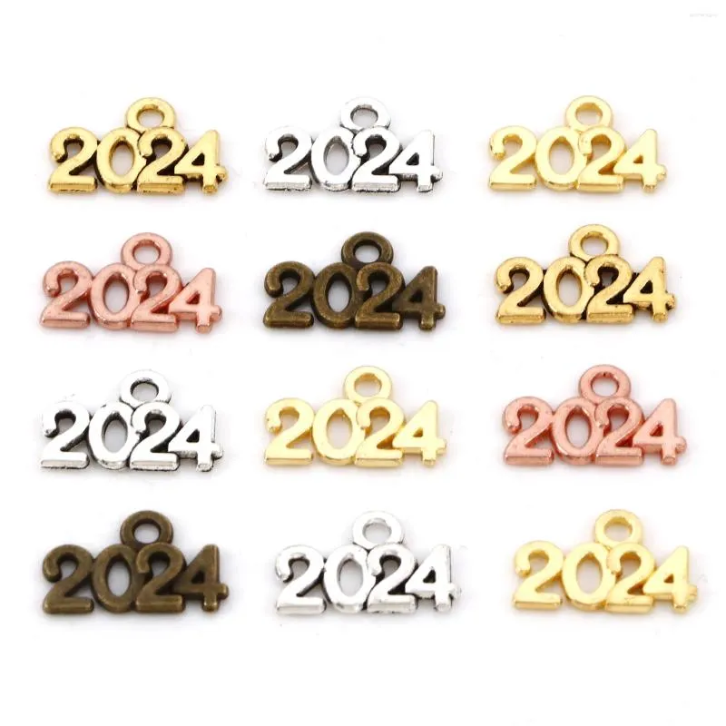 Ciondoli 50pcs Numero 2024 ANNO IMPIANTI DI SOUVENIR METALE PER GIOIELLI PRESENTAZIONE ACCESSORI ORECCHI DI NEQUACE MANTADE DIY 14X9MM