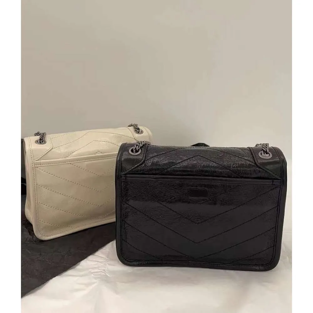 Oljevaxkohudskedja Vagrant Single Shoulder Crossbody Small Pleated Leather Messenger Premium Feel Bag