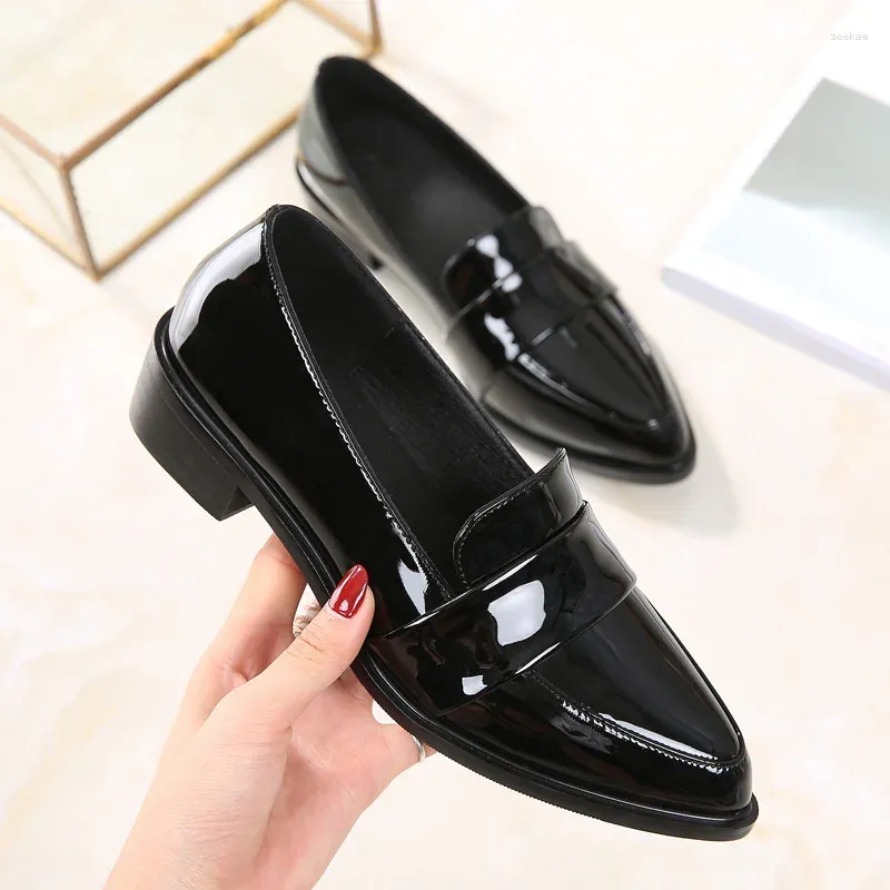 Sıradan ayakkabılar kadın patent deri siyah küçük 2024 sivri vulkanize loafer