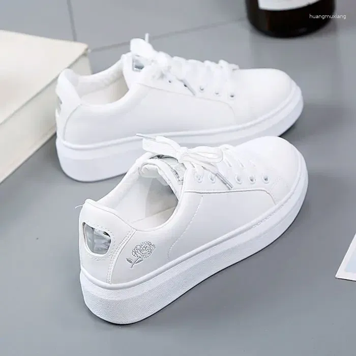 Casual Shoes Womens 2024 Spring Woman Fashion Hafted White Oddychanie koronkowe trampki dla kobiet Zapatos de Mujer