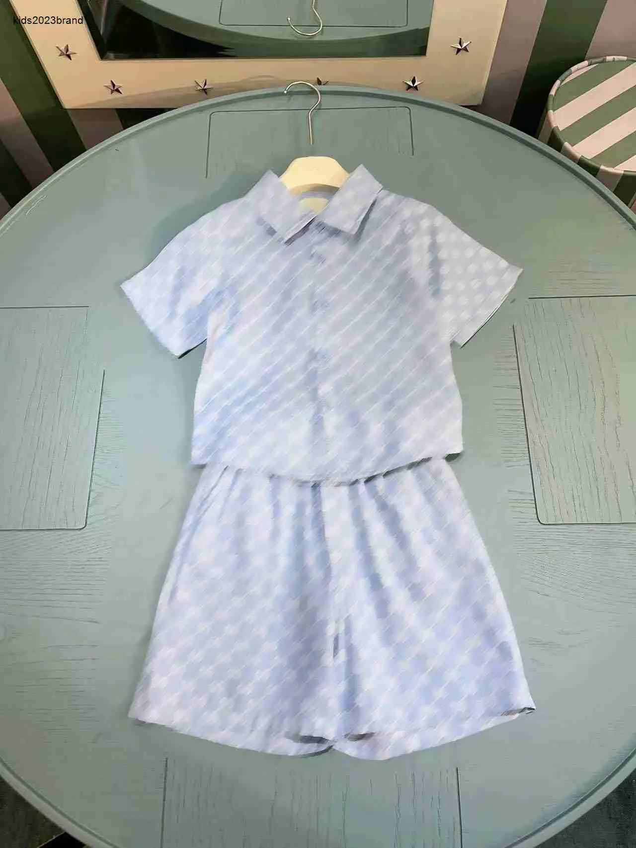 Nuovi abiti da design per bambini abiti per bambini traccettaci polo collare cardigan set taglia 90-150 cm camicia a maniche corte blu cielo e pantaloncini 24pril