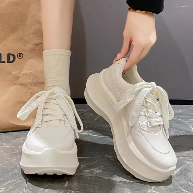 Chaussures décontractées 2024 AUTUME SOFT Vulcanisé pour les femmes Fashion High Heel Plateforme Blanc Chunky Sneakers Lady Black Footwear