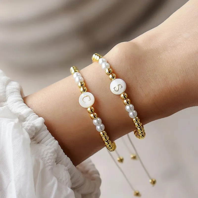 Bracelets de charme 2024 Fashion 26 Bracelet initial Bracelet Femmes Tempérament Luxury 4 mm Perle de macrame tressé pour le cadeau de bijoux