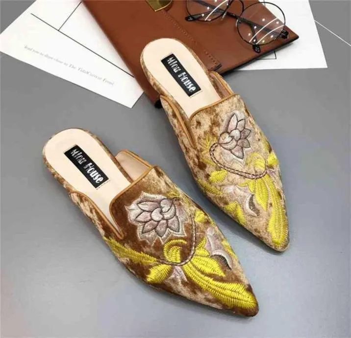 Modne hafty muły kobiety slajdy pół kapcie 3D haft aksamitne buty damskie płaskie dekoracje kwiatowe Kendall 21071222473995
