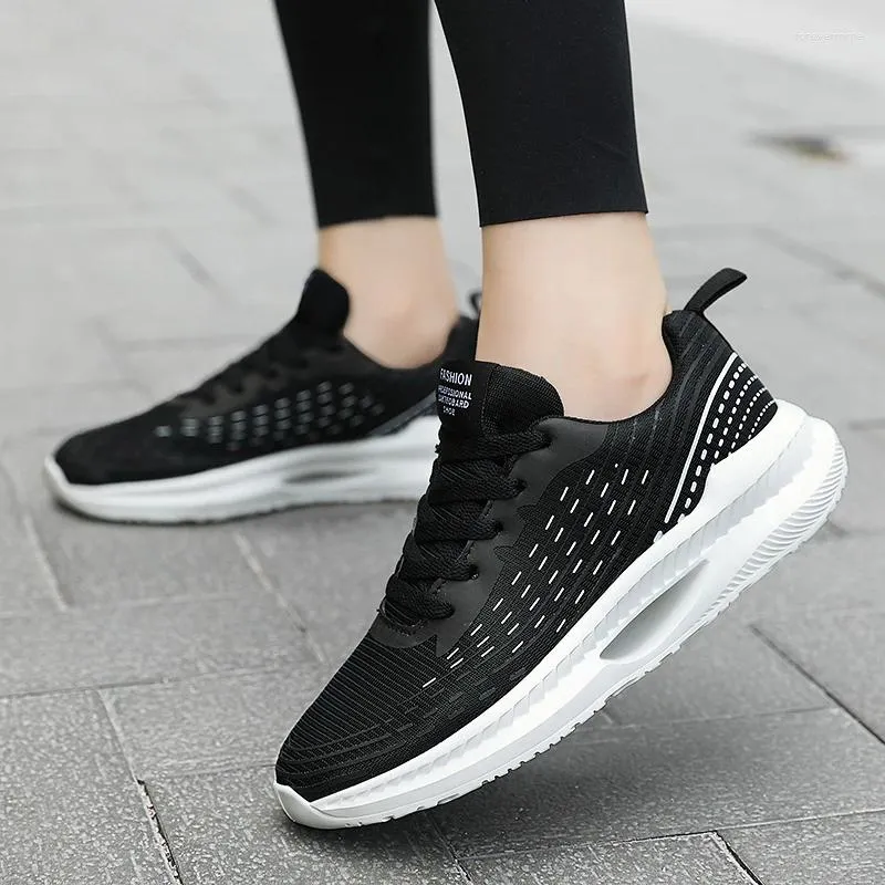 Casual skor trendiga kvinnor vulkaniserade andningsbara sneakers kvinnors platta damer utomhus tenis feminino promenad