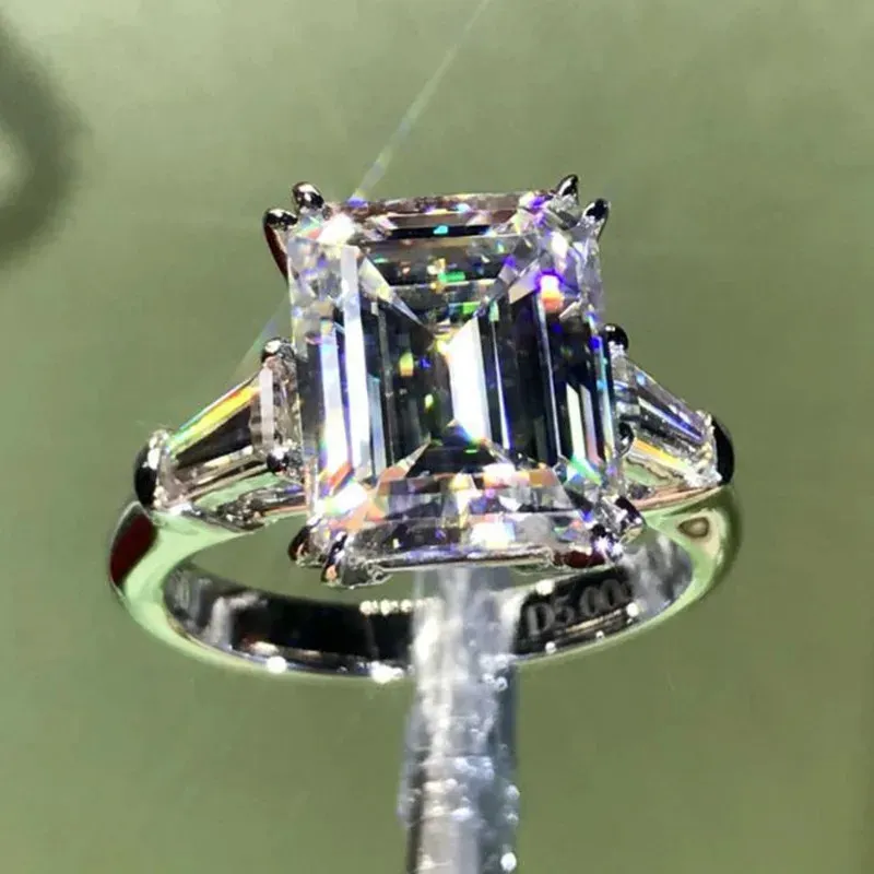 Роскошный Emerald Cut 4ct Lab Diamond Ring 100% Оригинальный 925 Серебряные обручальные кольца для женщин для женщин с свадебными украшениями 240417