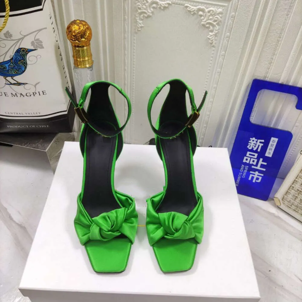 2024 New Square Head Simple Silk Cloth Flower Gold Heel Fashion Street Shooting Sandals