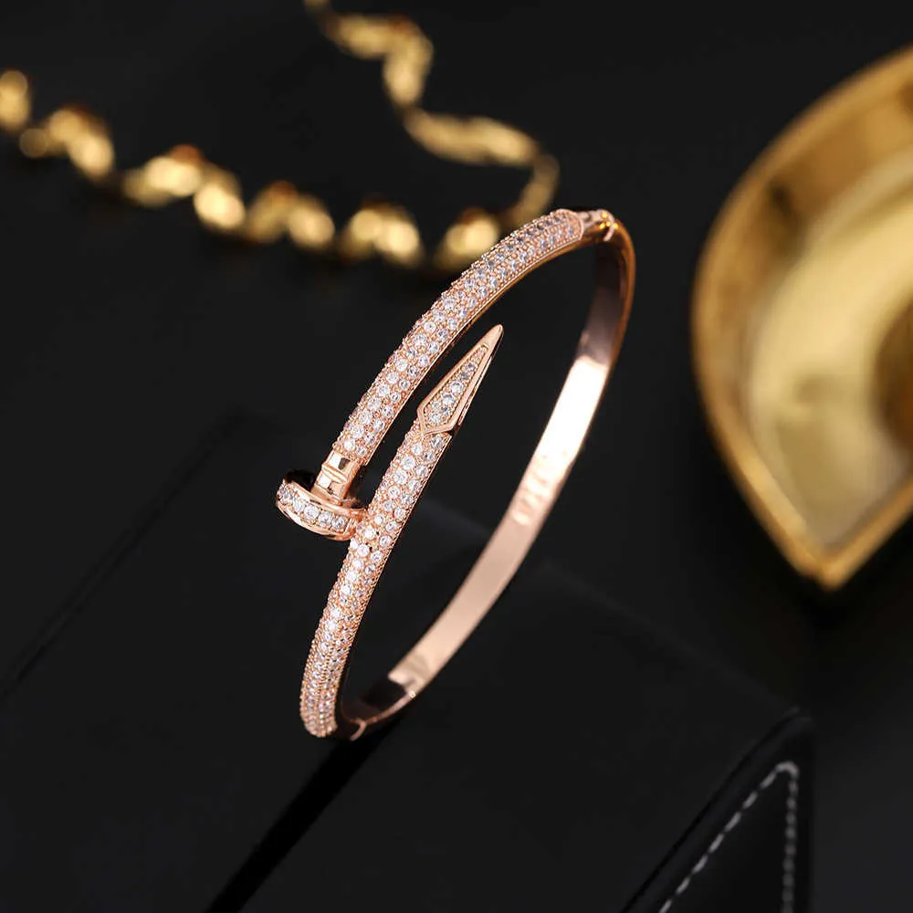 Design av högsta kvalitet män och kvinnor för armband online försäljning hög version äkta guldfärg bevarande full himmel stjärna nagel av diamanter klassiska med original armband