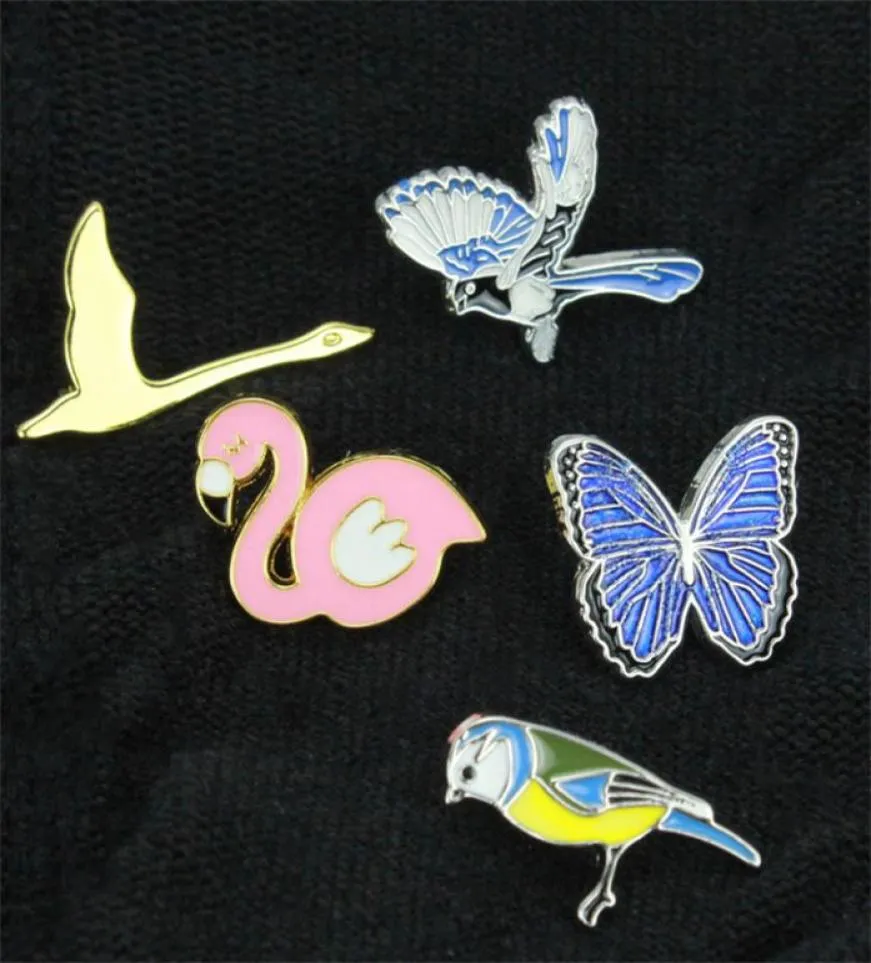 Europa liga de liga de borboleta Butterfly Magpie Bird Broche Cartoon Unissex Metal Animal Corsage Pin Flamingo Animais Backpack Capat Roupos de casaco29777169