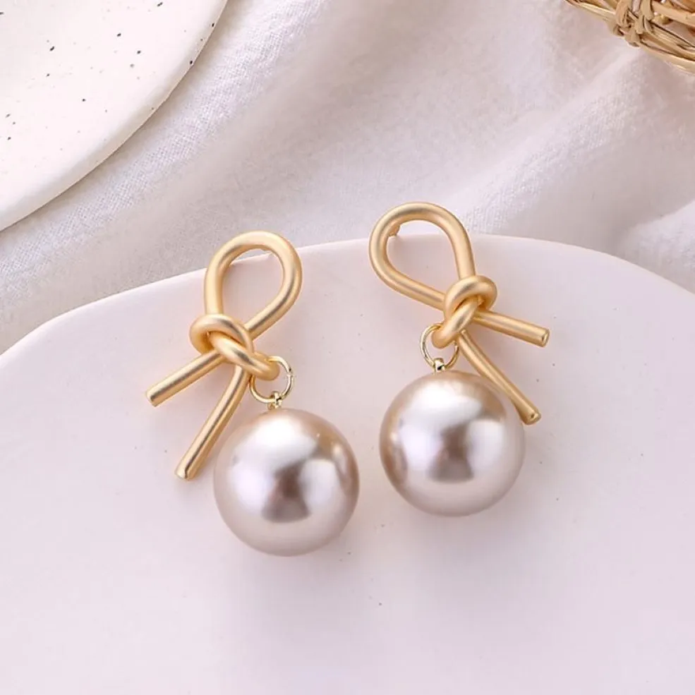 Clip-on & Screw Back Vintage Metal Gold Big Shiny Pearl Clip Earrings Geometric Irregular Design For Women Girl Non Pierced Ear Cl2583