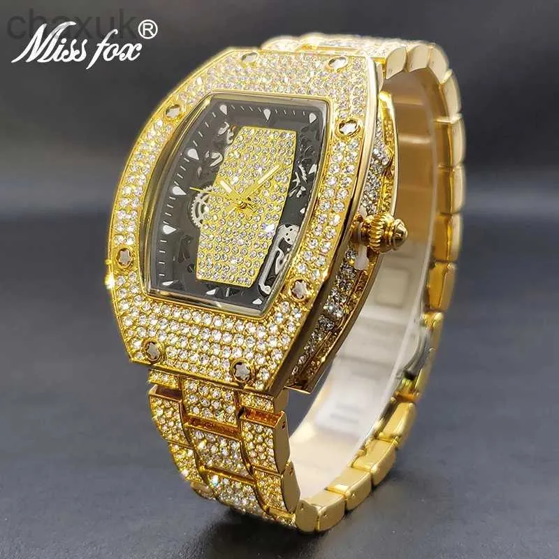 Armbanduhren sind neue goldene Tonneau -Uhren für Männer Luxus Full Iced Diamond Quartz Herren Anschauen Mode Hip Hop Big Dial Hand Clock Dropshipping D240417