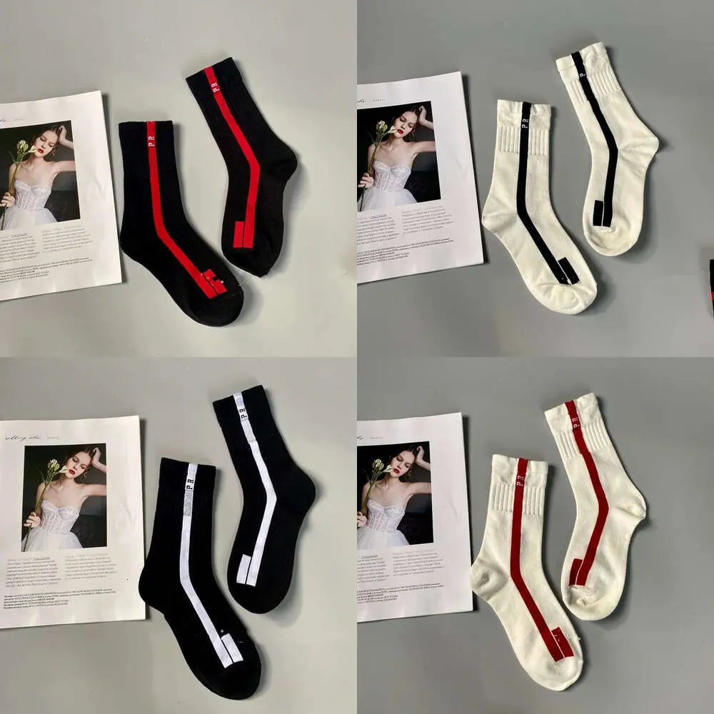 Lettre Femmes Red Line Mid Tube Fashion Brand Womens épissé avec des chaussettes de sport décontractées en noir et blanc