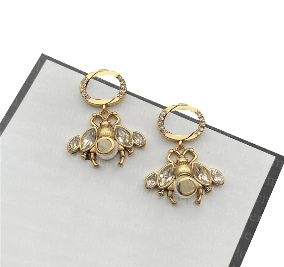 Vintage Crystal Charm Stud Bee Pendant Gold Earring Women Party Trendiga örhängen ihålig dubbelbokstavsdesigner Studs8480023