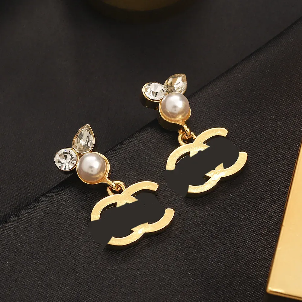 Pendientes de diseñador de lujo Carta clásica 925s Mujeres románticas Elegantes Pendientes de tachuelas de oreja colgantes Pendientes Drop de aretes Accesorios de joyería de boda 20 Estilos