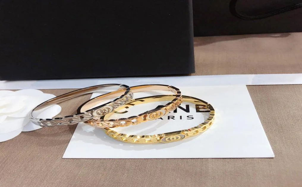 Europe America Fritillary Armband Bangle Luxury Designer smycken rostfritt stål kristall kvinnor 18k guld silver pläterad kärlek gåva 8023201