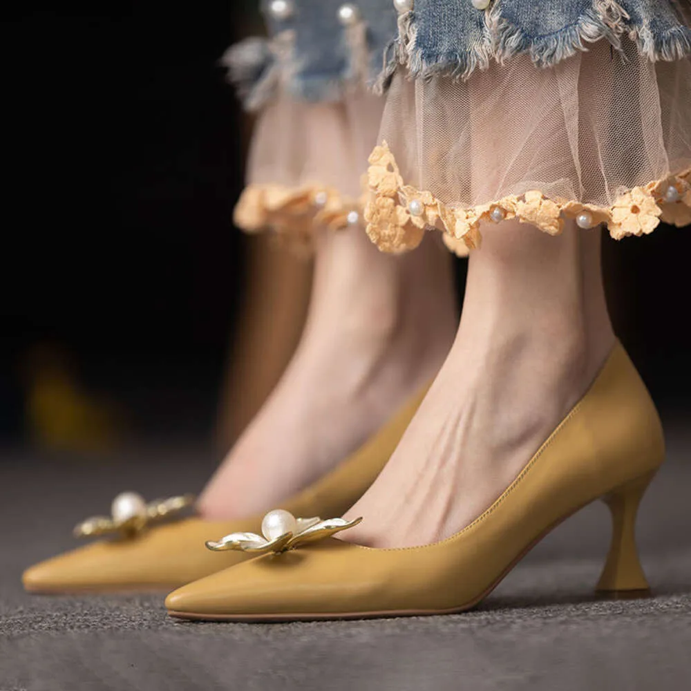 Calçados de verão femininos com sapatos amarelos de salto para mulheres 2023 bombas de salto alto ponta -pérola da noite na venda de desconto