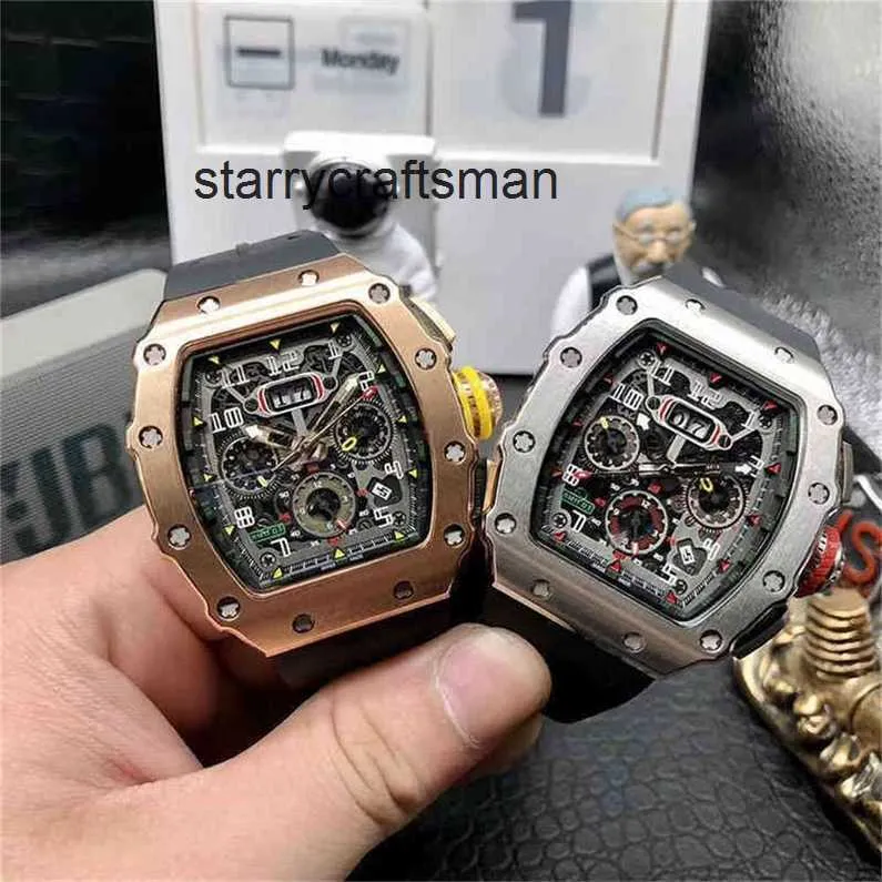 Män tittar på Leisure Top Watch Date Fullt Mechanics Richa RM11-03 Armswatch Automatisk affärsmekanisk fin stålfodral