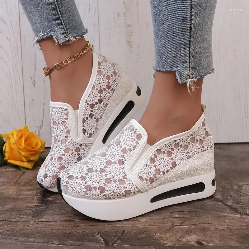 Scarpe casual sneaker femminile moda in pizzo traspirante in gamba ricamata da donna piattaforma vulcanizzata tacchi a cuneo che aumentano 42