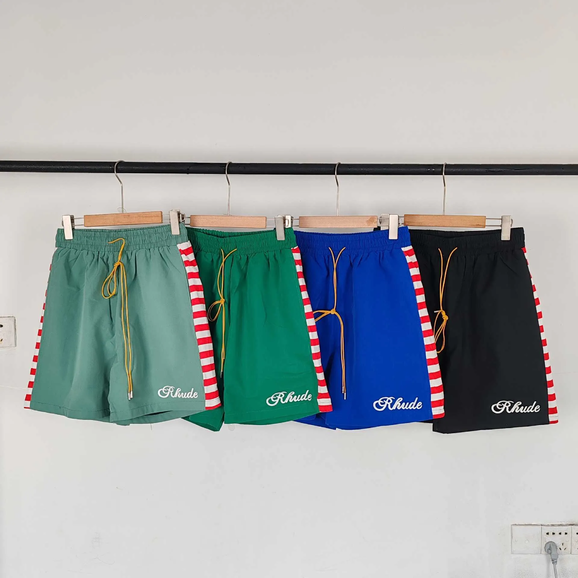Rhude American High Street Letter de verano Bordado Bordado Contrast Stripe Holiday Beach Shorts de secado rápido para hombres