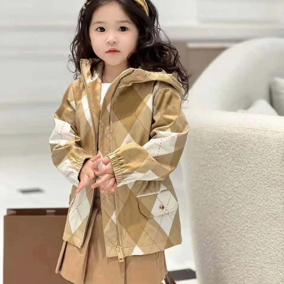 Autumn New High Definition Children's Wear för pojkar och flickor Khaki Checkered Bear Hooded Trench Coat