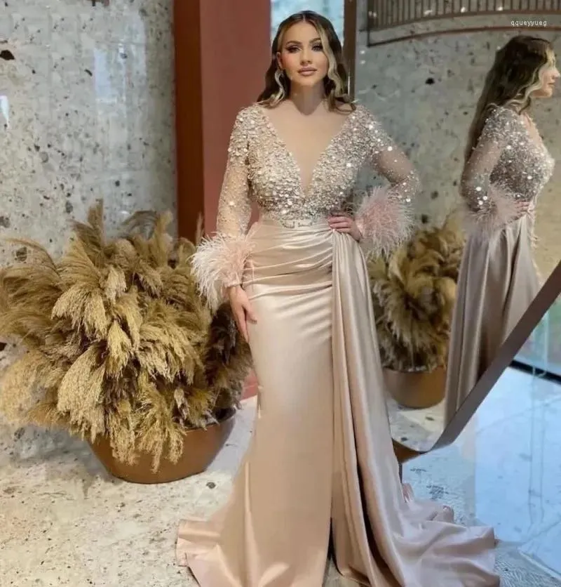 Sukienki imprezowe luksusowe z koralikami pióra Prom długie rękawy trąbka syrena szampan satyna arabskie kobiety wieczorne suknie p2429