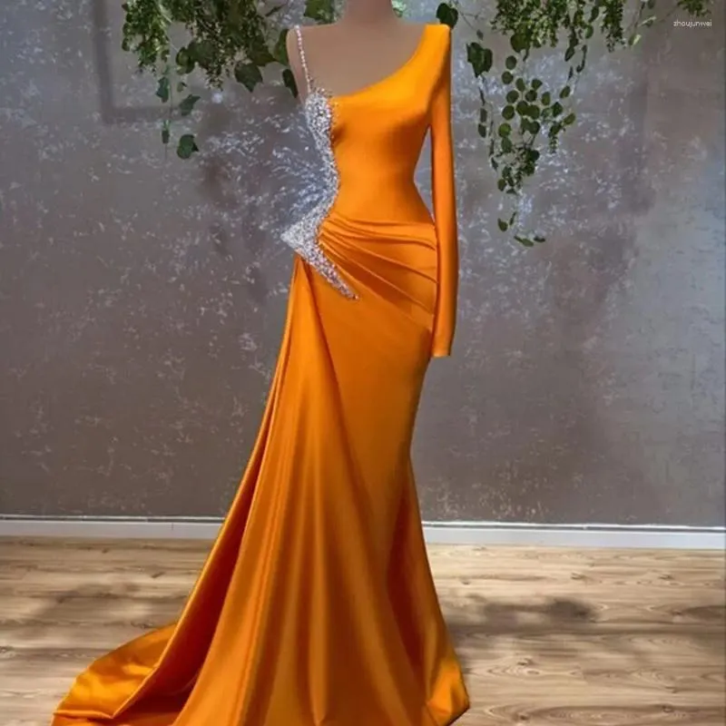 Robes de fête à manches longues sirène orange satin soirée féminine 2024 avec des perles argentées