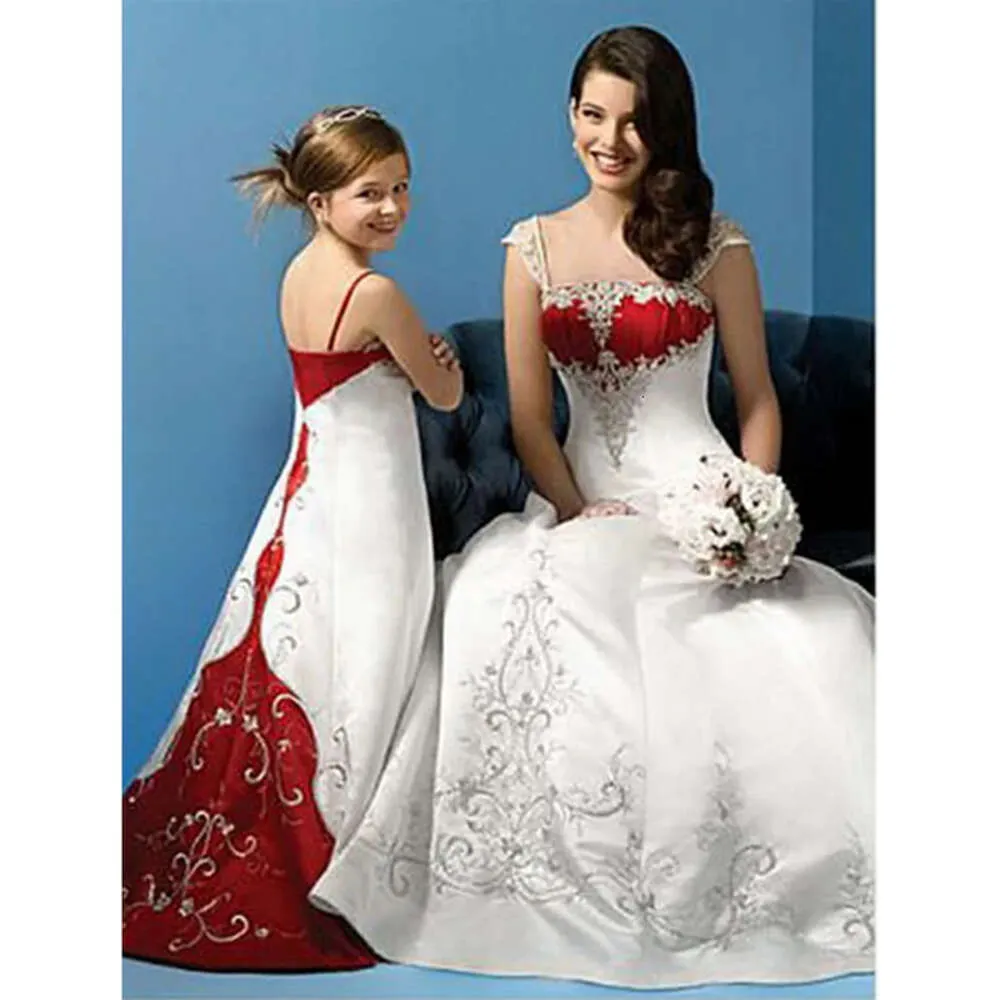 أبيض وأحمر خط زفاف خمر الأشرطة الأشرطة تطريز الزفاف 2022 مفتوحة الفساتين القوطية القوطية قطار طويل بالإضافة إلى الحجم رداء دي ماري