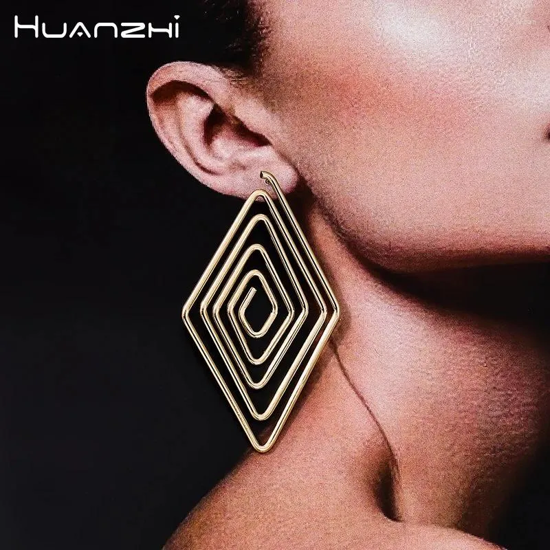 Boucles d'oreilles Stud Huanzhi Design de mode exagéré grand pour les femmes Geometric Square Hollow Retro Jewelry Gifts Wholesale 2024
