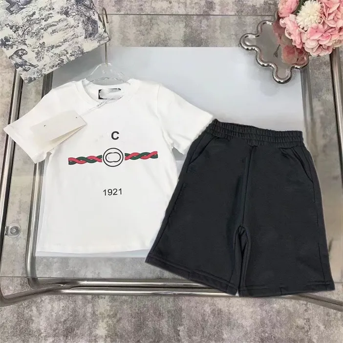 2024 NOUVEAU créateur pour hommes et femmes à manches courtes shorts classiques de marque de marque Fashion Women's Letter Jirt Set Children's Vêtements 90-160 cm OO3