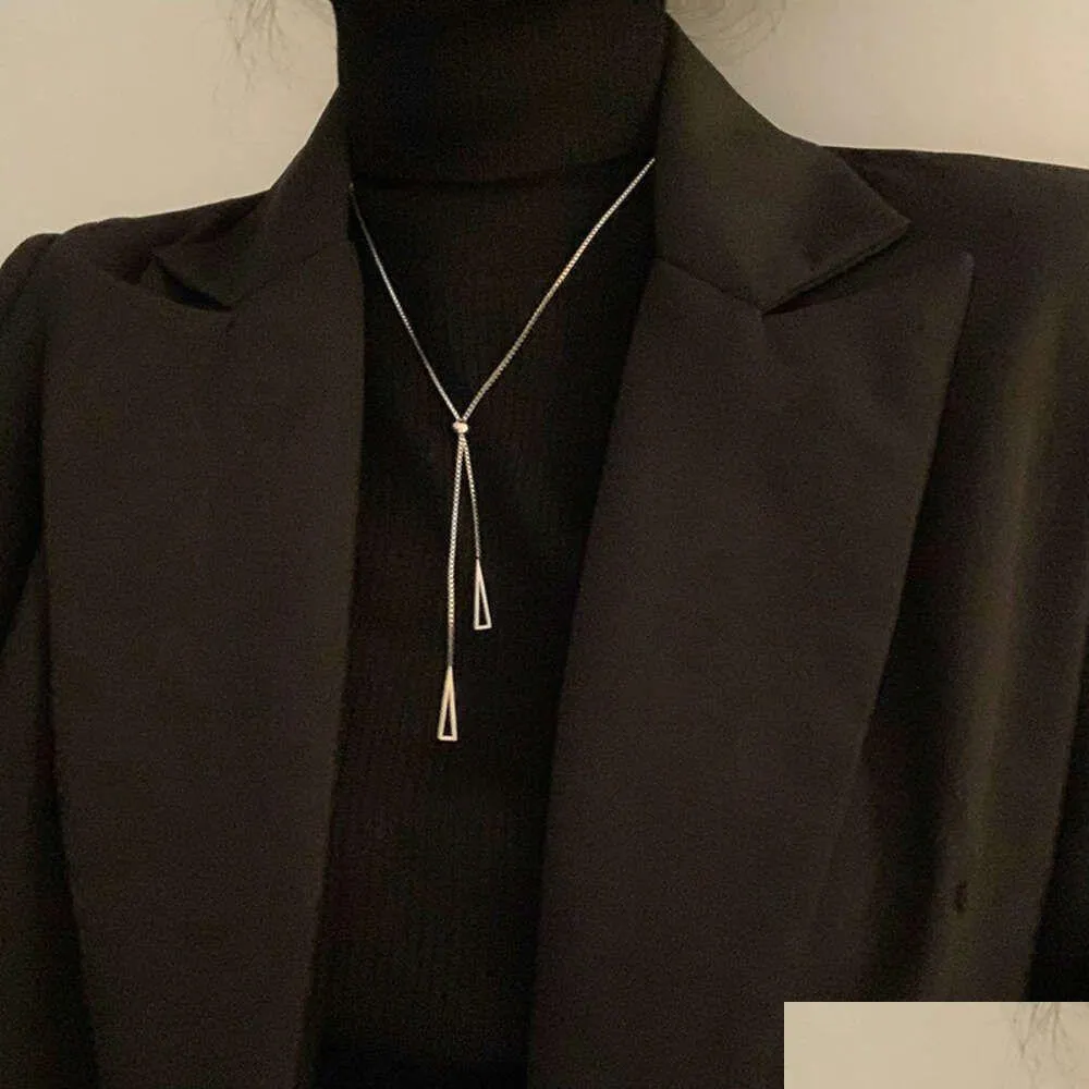 Strängar strängar geometriska tunna triangelhalsband En cool nischstil personlig designkänsla tröja kedja med fashionabla och versa otsiq