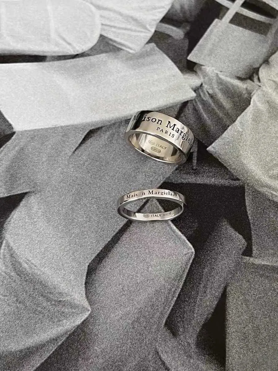 Margiela -stijl Letterontwerp Eenvoudig neutrale brede ring Glanzende gepersonaliseerde Ring Ins -stijl