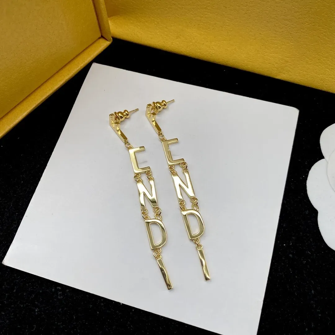 Chandelier moda marka pszczoła Pearl Dangle K inkudzie na kolczykach literowych z pieczęcią miedzianą biżuterię na imprezę damską