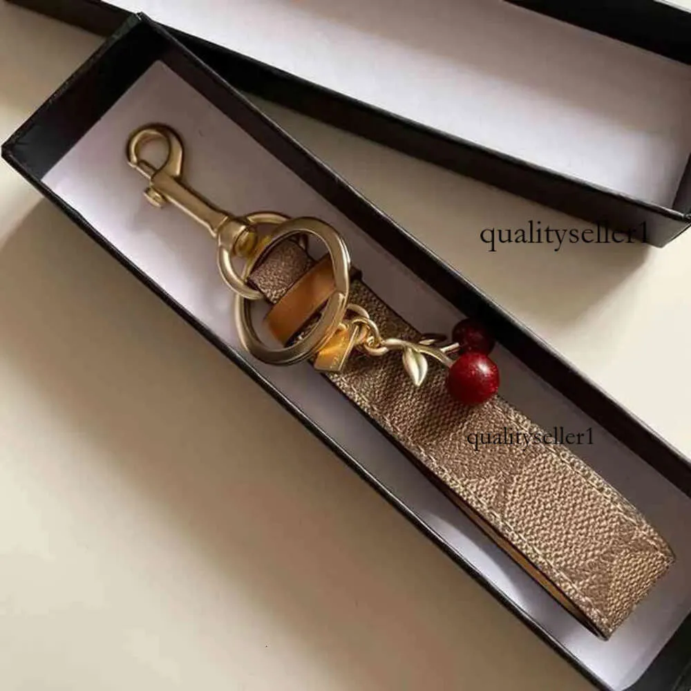 Cherry Charry Keychain Luxury Keychain Belle petite bague de clés de cerise mignonne pour femmes Harme Holder Ornement Pendante Accessoires 2021 Chaines