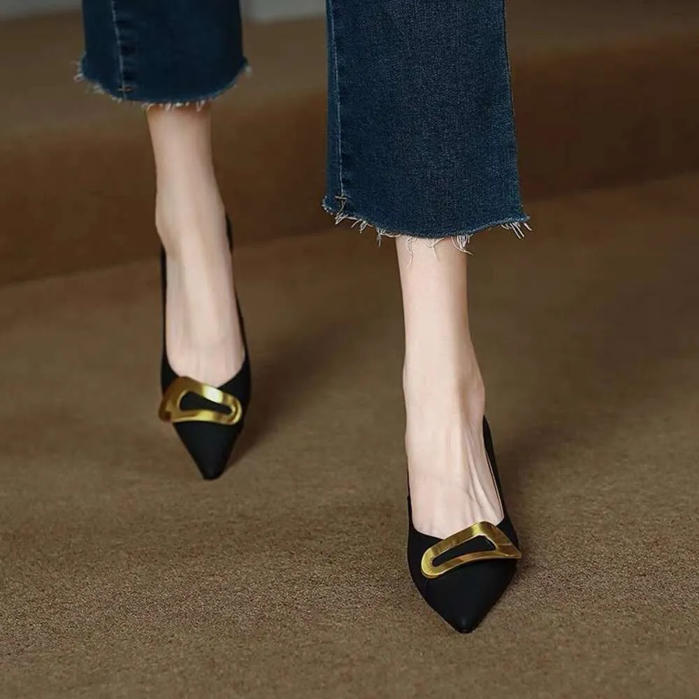 Schoenen voor vrouwen 2023 Zwart dames zomerschoenen puntige teen met middelgrote hakken chic en elegante Stilito non -slip een echt merkteken