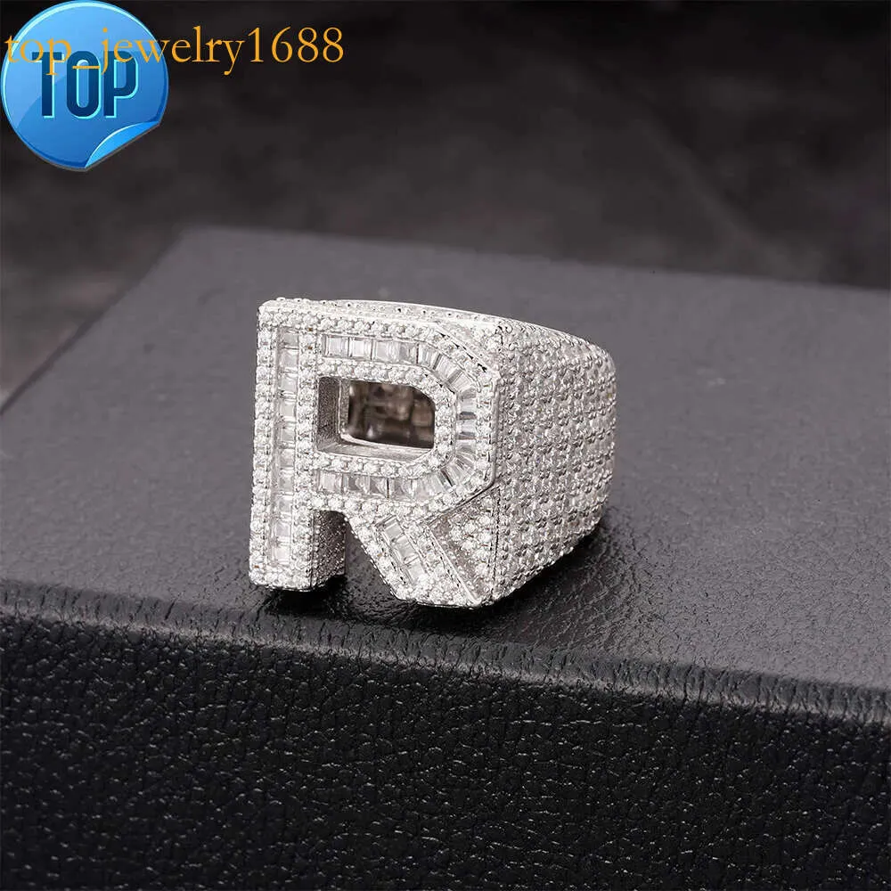 Hiphop 패션 아이스 아웃 지르콘 바게트 다이아몬드 놋쇠 청키 스털링 시어 이름 26 Letter Moissanite Ring