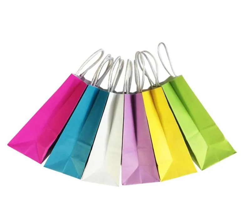 Sac cadeau en papier Kraft 50PCACK Kraft 21x15x8cm Couleur solide Boutique Store Festival Gift Wraps Sacs avec poignée7427149