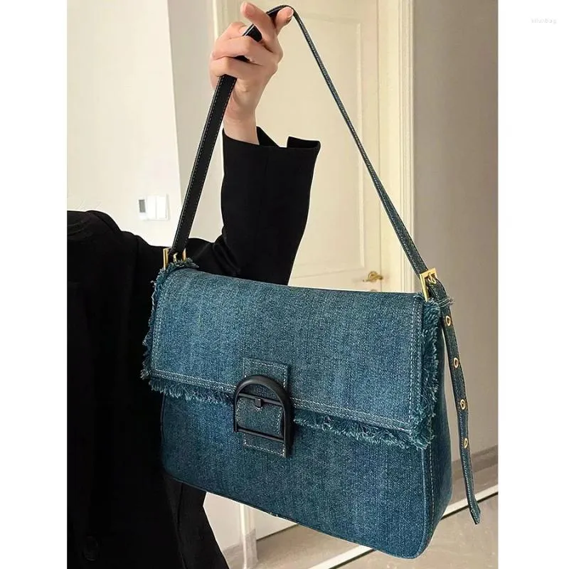 Bolsas de noite Mulher jeans azul saco de franja 2024 marca de moda de grande capacidade axil axil retro diariamente os bolsas de ombro