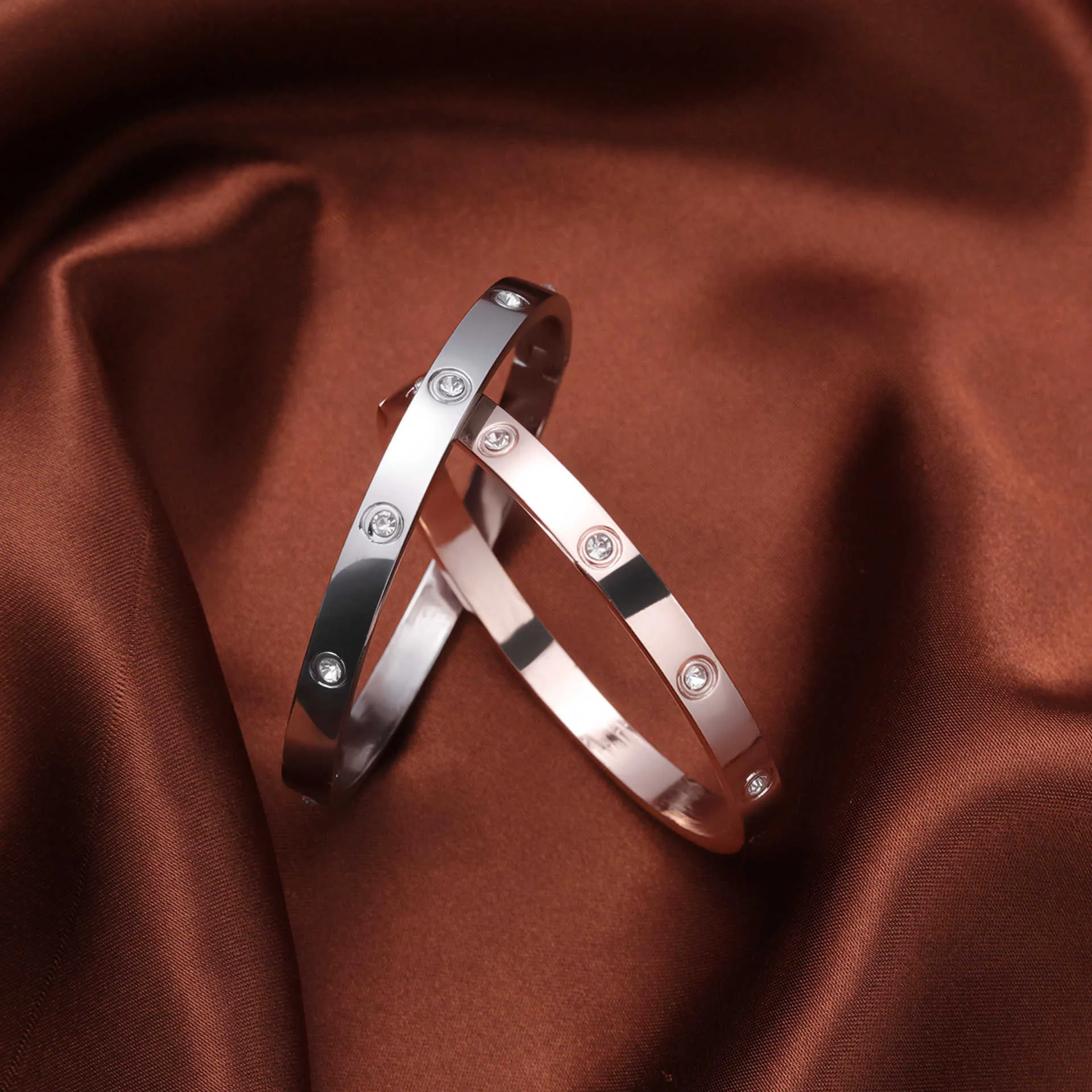 Design squisito uomo e donna per bracciale vendita online creativo nuovo prodotto oro bracciale argento di quinta generazione rosa placcata amore rosso con bel braccialetto