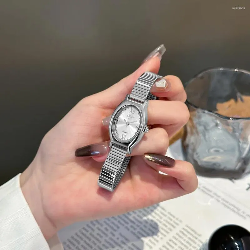Armbanduhr Pendler Oval Steel Band Frauenwache im koreanischen Stil Quarz wasserdichtes Geschäft mit Geschenkbox