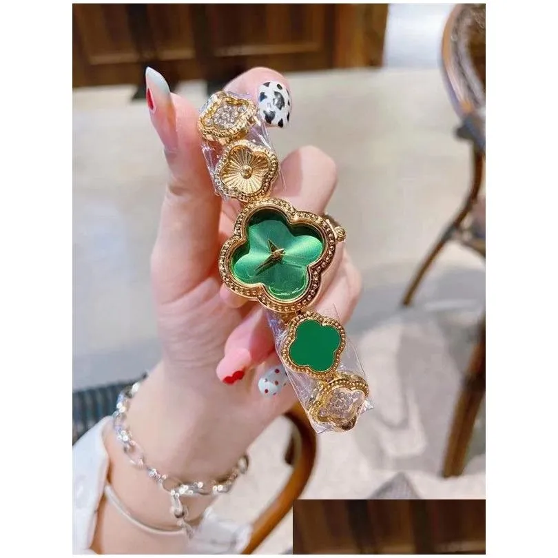 ساعات المرأة ساعات المعصم لـ EW Three ES Quartz Watch Top Brand Belt Belt Lady Excessories Four Leaf Clover Shape Drop Del Ot8rn