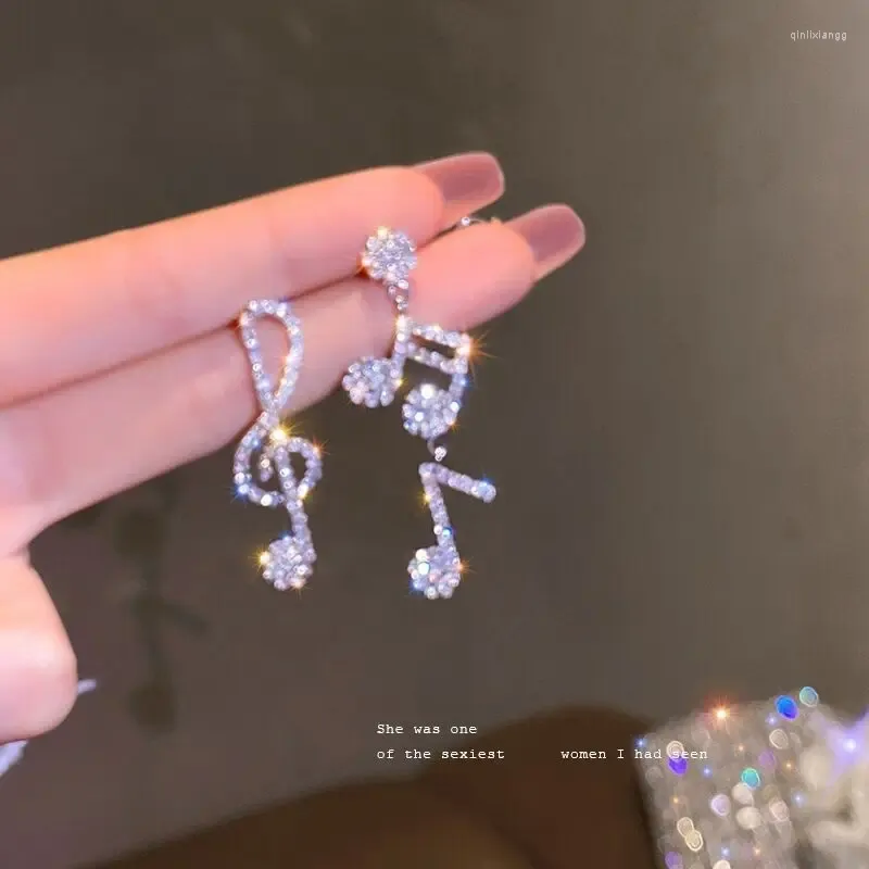 Boucles d'oreilles étalons Strads 2024 Note de mode Femmes Dormez sans choisir le Web Sense Celebrity Light Luxury Summer