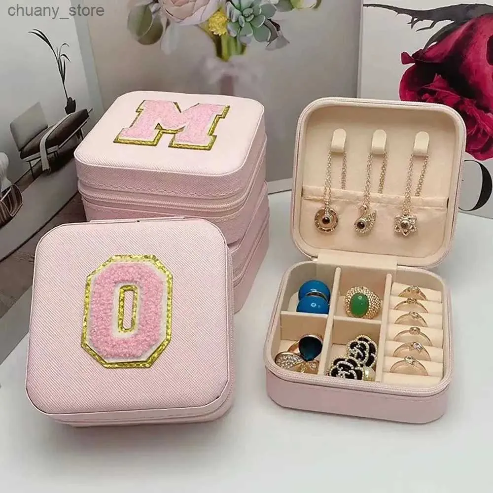 Akcesoria Organizatorzy 1PCS Letter Jewelry Box Pink Single Warste Storage Box Classic Pure White Fashion Storage Skórzane pudełko Y240417