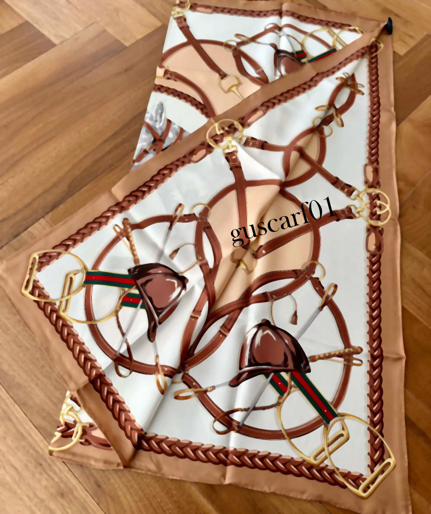 This mulberry silk scarf is exquisitely adorned with G-shaped buckle, stirrups, and chain prints, showcasing G's design inspiration drawn from the equestrian world.90cm