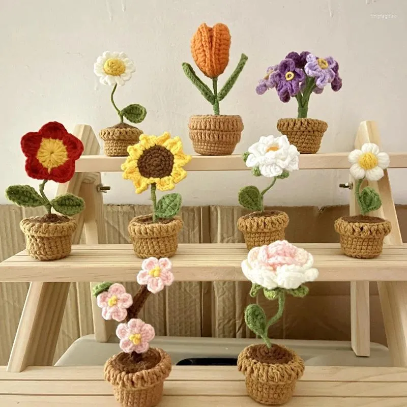 Flores decorativas 1pc acabado tricotado à mão Tuilp Tuilp Crochet em vasos manuais de trabalho de desktop de desktop de festa de decoração de decoração de decoração de decoração