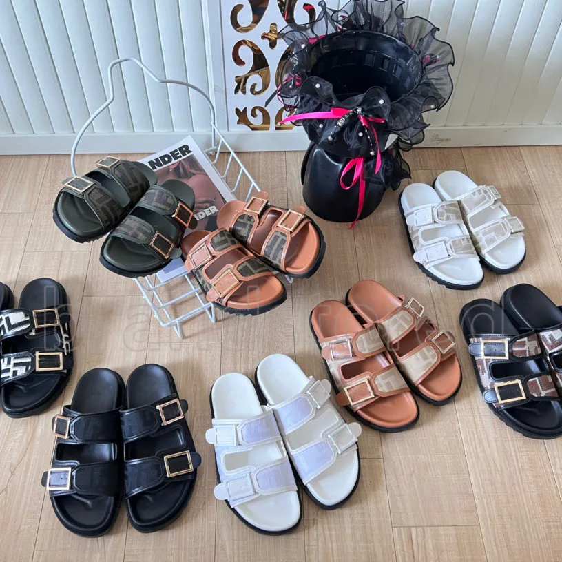 Mentes de créateurs femmes Slippers ff Sliders Summer Fashion Sandals Beach Luxury Brand Slippers Médailles Tongs Flops Classic Loafers