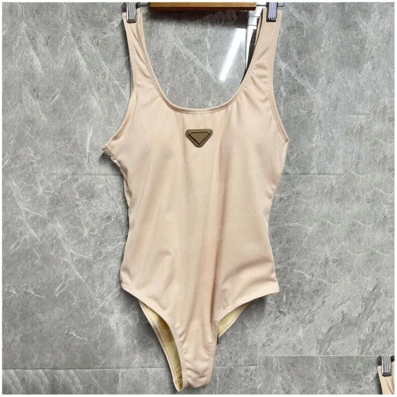 Kvinnors badkläder metall badge baddräkter kvinnor designer bodysuits bikini y rygglös en bit sommarsemester strand slitage leverans app ot5ai