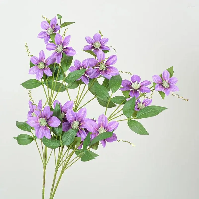 Flores decorativas Decoração falsa de flor de seda realista clematis ramo com folhas verdes para casamento em casa elegante