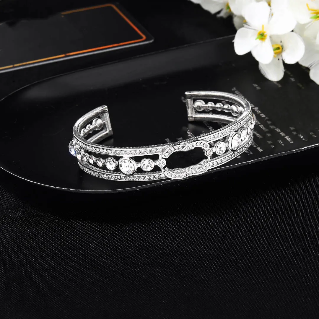 Luxur Designer Bangle Opening Chanells Armband smycken Kvinna Kvinnor Charm Armband MAN LOV C LOGO GULD CUFF GENTA 545